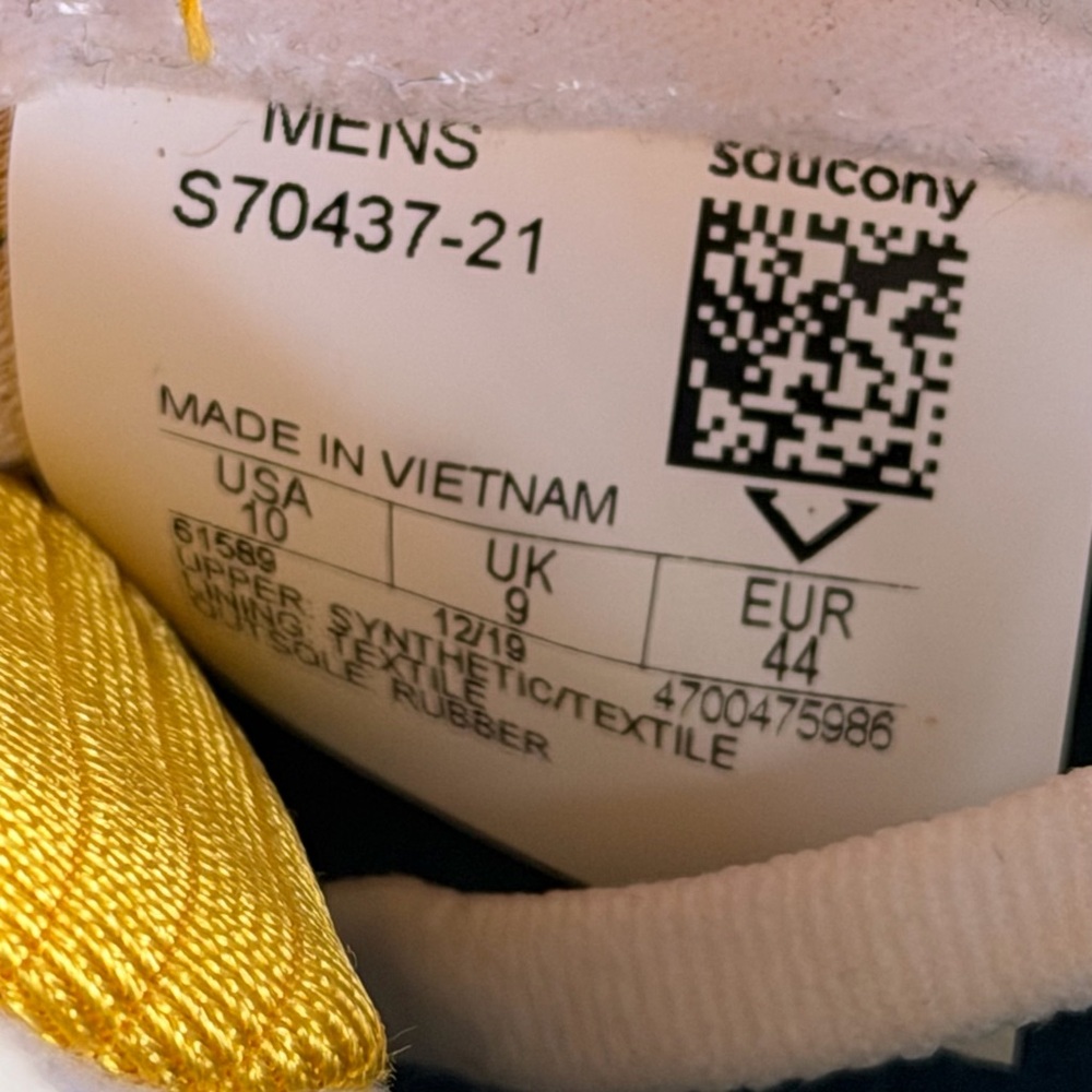 Like New Saucony Azura Sneaker - Picture 16 of 16